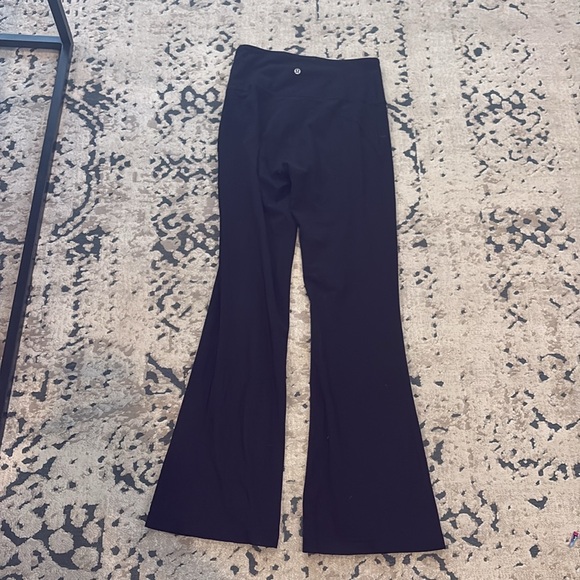 Women’s size 6 lululemon flared leggings - Picture 4 of 4